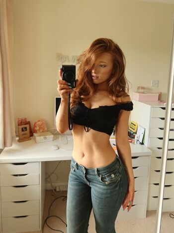 Full leaked Phoebeisginger private onlyfans photo